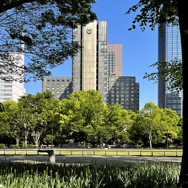 東京・日比谷公園から帝国ホテル方面を望む