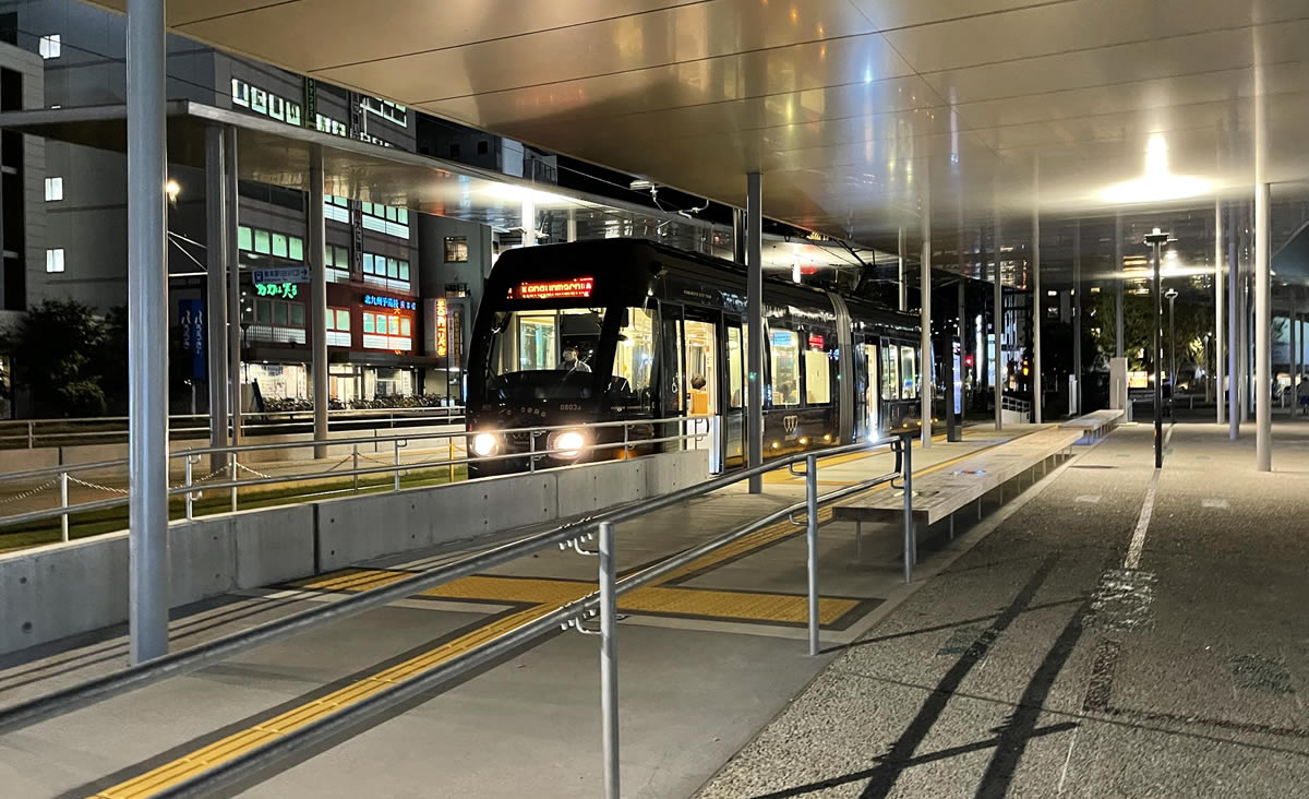 熊本市を西から東まで均一料金で結ぶ路面電車