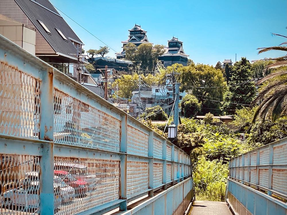 城東歩道橋と熊本城