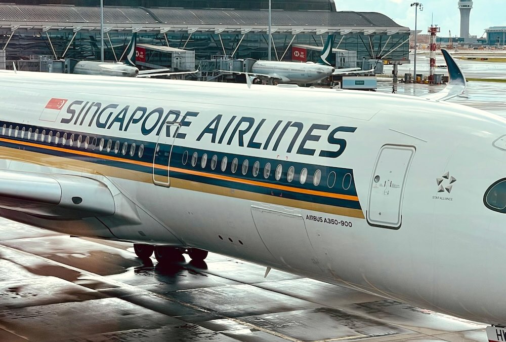 香港国際空港の駐機場、シンガポール航空の最新鋭機エアバスA350-900