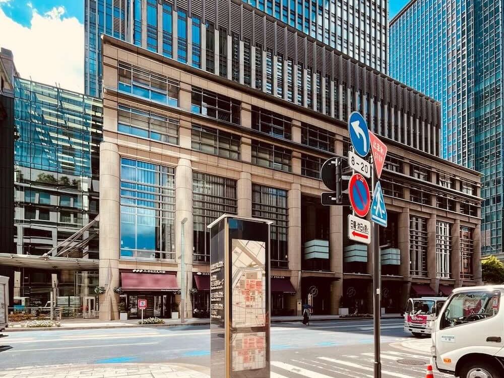 肥後銀行東京支店のあるCOREDO室町1ビルの向かいに建つ「マンダリンオリエンタル東京」
