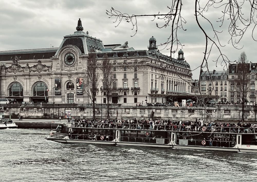 セーヌ川クルーズ船上から望むオルセー美術館の外観(曇り空)