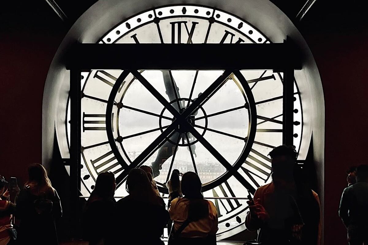 オルセー美術館5階の大時計越しに眺めるパリの街並み(セーヌ川と市街の眺望)