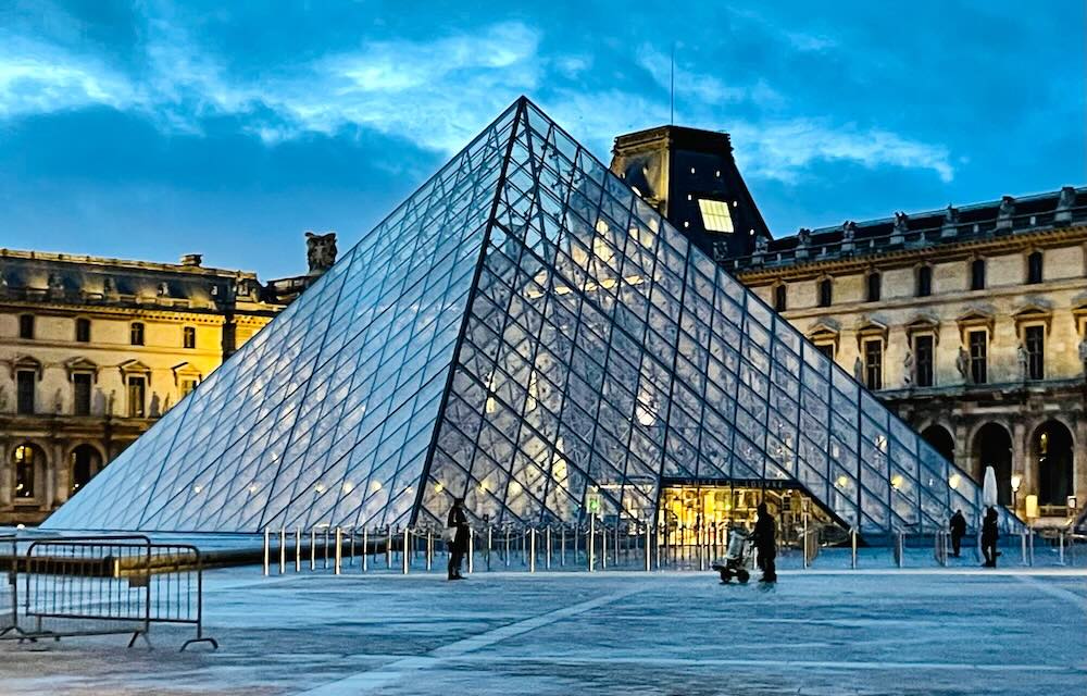 パリ・世界で最も有名なルーヴル美術館